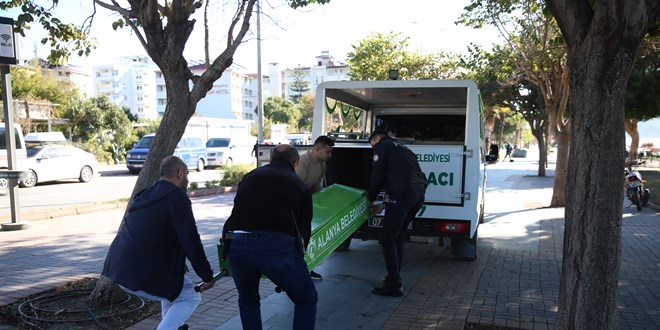 Alanya'da sahilde erkek cesedi bulundu