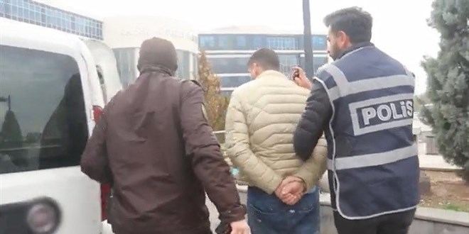 Fazla yolcu taşırken yakalandı, polise çarparak yaraladı