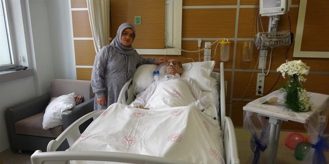 Solunum hastası 5 yıl önce boşandığı eşiyle hastanede yeniden evlendi