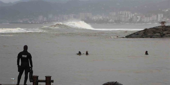 Trabzon'un Beşikdüzü ilçesinde denizde kaybolan diğer öğrenci de bulundu