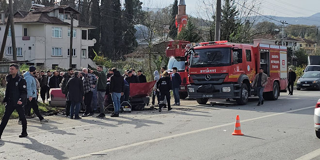 Sakarya'da iki otomobilin çarpıştığı kazada 1 kişi öldü, 2 kişi yaralandı