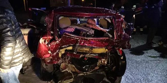 Kırmızı ışıkta bekleyen uzman çavuşların otomobiline, otomobil çarptı: 6 yaralı