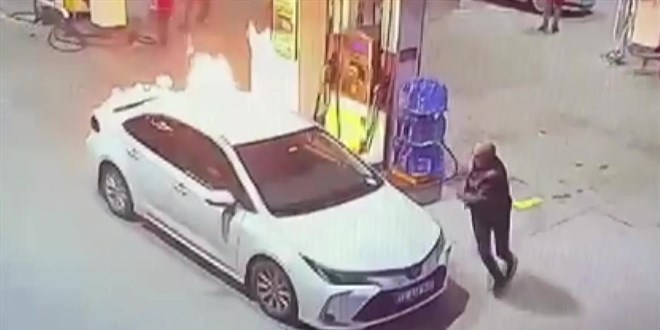 Yakıt doldurulan otomobil alev aldı