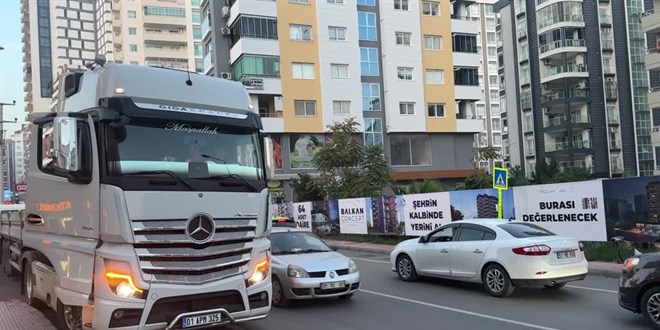 Adana'da tırın altında kalan motosikletin sürücüsü öldü