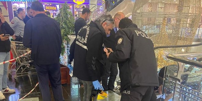 Konya'da çocuğun yürüyen merdivene sıkışan 3 parmağı koptu