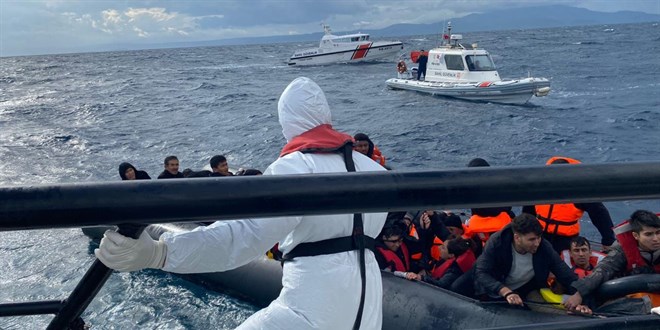 Ayvalık açıklarında 81 düzensiz göçmen kurtarıldı