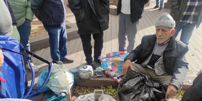 Sokak ortasında ikinci el eşyalarını satan adam yoldan geçen kişilerin ilgi odağı oldu