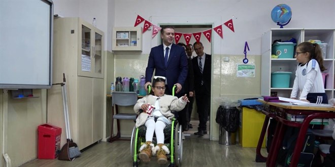 Minik engelli Asya istedi, okula asansör yapıldı