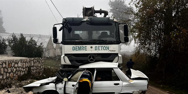 Antalya'da beton pompası aracıyla çarpışan otomobildeki anne ile oğlu öldü