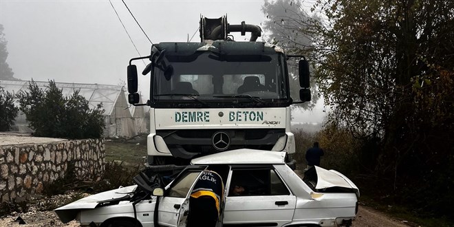 Antalya'da beton pompas aracyla arpan otomobildeki anne ile olu ld