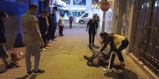 Yolda yürüyen yaşlı adamı tekme tokat döverek gasp ettiler