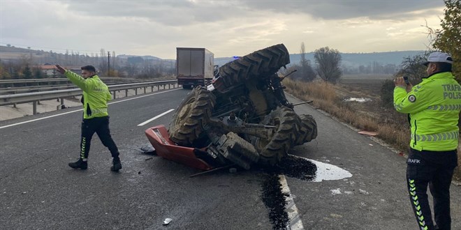 Uşak'ta kamyonun çarptığı traktörün sürücüsü öldü