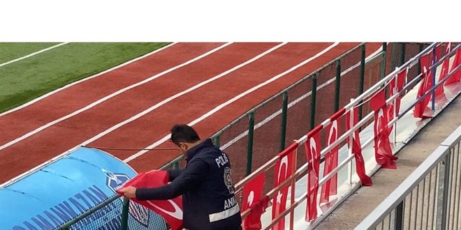 Polisin Türk bayrağı hassasiyeti yürekleri ısıttı