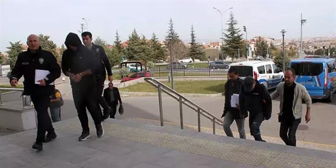 İmamın namaza gelen çocuklara vereceği simit ve kıyafetleri çaldılar