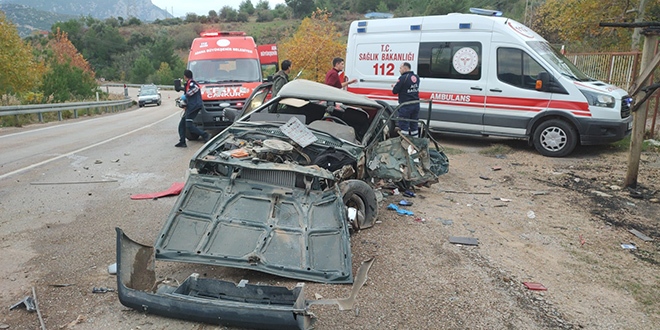 Adana'da iki otomobilin çarpıştığı kazada 1 kişi öldü, 3 kişi yaralandı