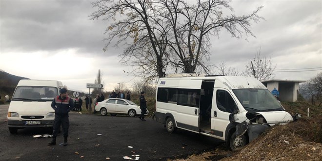 Toprak yığınına çarpan servis minibüsündeki 14 öğrenci yaralandı