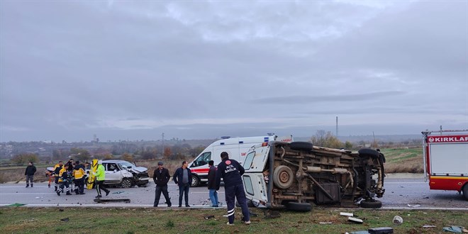Panelvan ile otomobil çarpıştı, 1 kişi öldü, 2 kişi yaralandı
