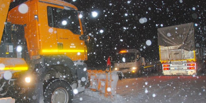 Antalya-Konya karayolunda kar sebebiyle ağır tonajlı araçların geçişine izin verilmiyor