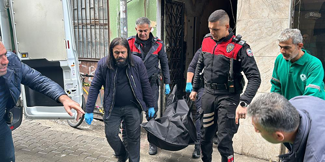 Kız arkadaşını evinde öldürdü, taksiyle kaçtı