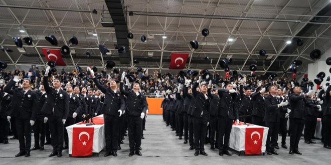 461 polisin mezun olduğu mezuniyette evlilik teklifleri peş peşe geldi