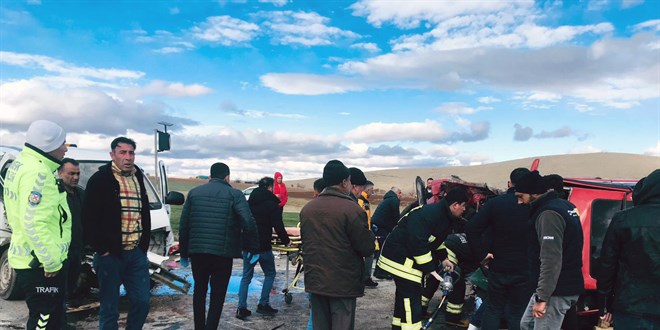 Konya'da hafif ticari araçla çarpışan otomobilin sürücüsü öldü