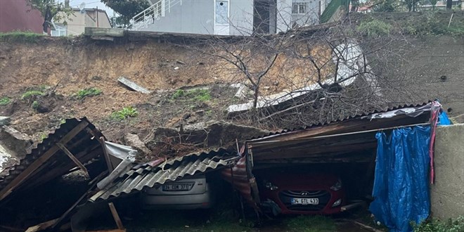 Sarıyer'de istinat duvarının çökmesi sonucu 4 araç zarar gördü