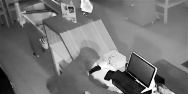 2 bin lira çaldı, 20 bin liralık zarar verdi