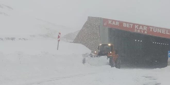 Van-Bahçesaray yoluna çığ düştü