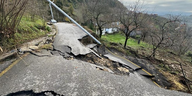 Düzce'de heyelan nedeniyle iki köy arasında ulaşım sağlanamıyor