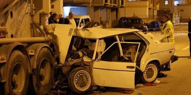 TIR'a arkadan çarpan otomobil kağıt gibi parçalandı: 1 ölü, 4 yaralı