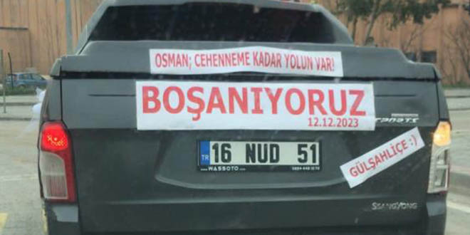 Boşanma davasına giderken aracını düğün arabası gibi süsledi