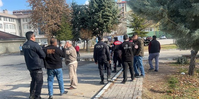 Öğrenciler şakalaştı, veliler kavga etti