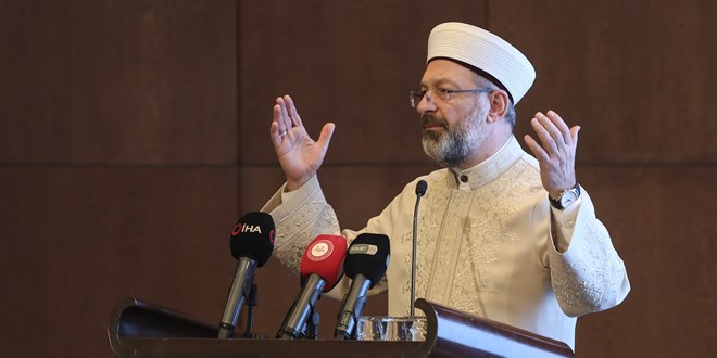 Diyanet İşleri Başkanı , 'Hayır Çarşısı, Ezgi ve Marşlar Programına' katıldı
