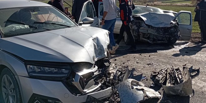 Adıyaman'da iki otomobil kafa kafaya çarpıştı: 1 ölü, 3 yaralı