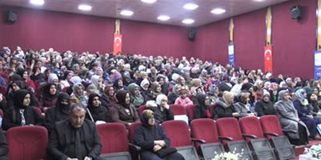 72 yaşındaki anne, belediye başkanı oğlunun elinden okuma yazma sertifikasını aldı