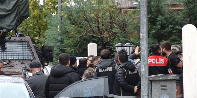 Eşini evde silahla rehin aldı: 5 saat sonra etkisiz hale getirildi