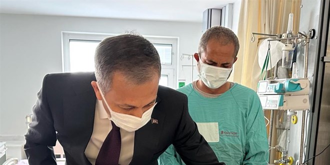 Bakan Yerlikaya, Ankara'da sahipsiz köpeklerin saldırdığı Tunahan'ı ziyaret etti