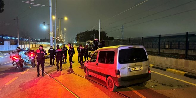 Hafif ticari araç yunus ekibine çarptı: 4 polis yaralı