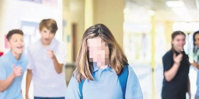 Erkek öğrenci kız öğrenciyi rahatsız etti! Veli okulu basıp müdüre saldırdı
