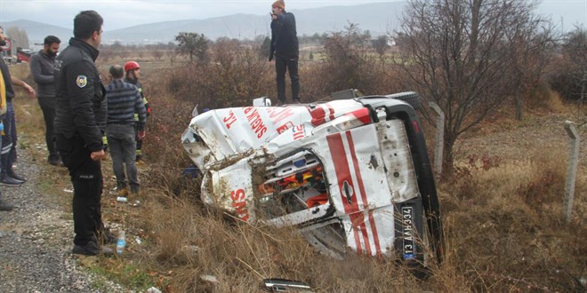 Konya'da ambulans ve kamyonet şarampole devrildi: 6 yaralı
