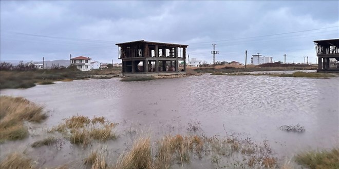 Çanakkale'de sağanak nedeniyle Umurbey beldesi sular altında kaldı