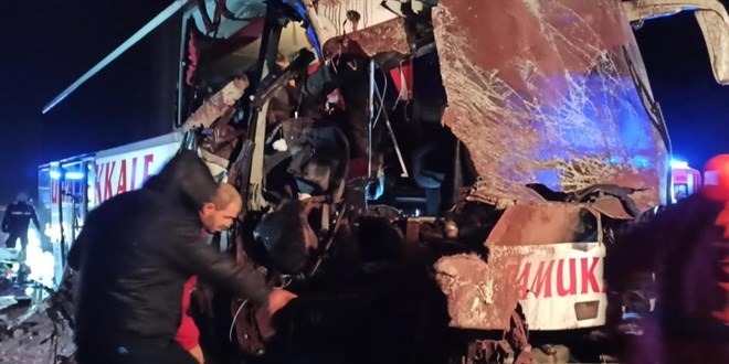 Çanakkale'de yolcu otobüsü kamyona arkadan çarptı: 10 yaralı