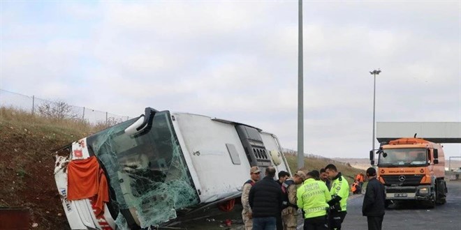 Şanlıurfa'da tır yolcu otobüsüne çarptı: 10 yaralı