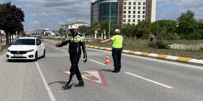 Asker eğlencesi için trafiği durduran 3 kişiye 6 bin 965 lira ceza