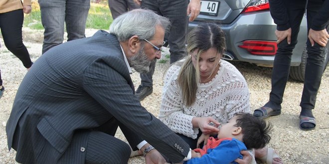 Doktor Başkan rahatsızlanan çocuğa müdahale etti