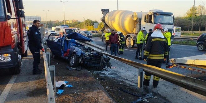 Bariyere saplanan otomobildeki anne ile oğlu öldü