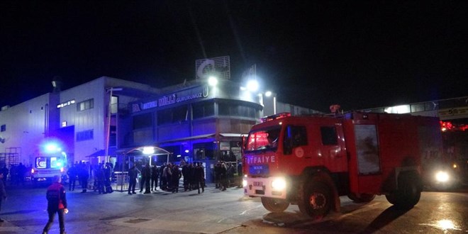 Lastik fabrikasında yangın: 8 işçi dumandan etkilendi