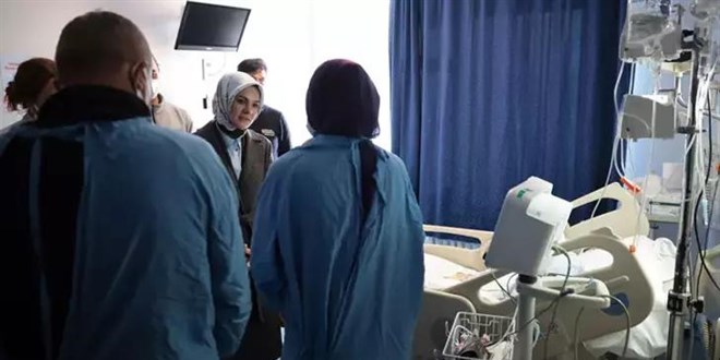 Bakan Göktaş, köpeklerin yaraladığı Tunahan'ı ziyaret etti