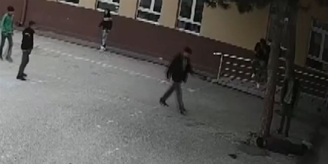 Kalbi duran öğrenci öğretmeninin kalp masajıyla hayata tutundu