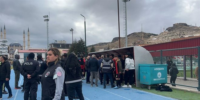 Öğrenciler maçı bıraktı, tekme ve sopayla birbirine girdi